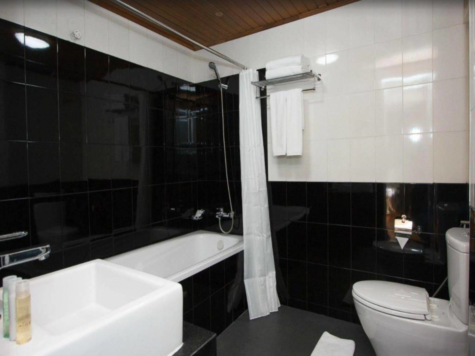 Hotel Esta Yangon Exterior photo